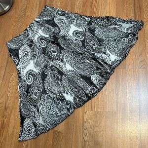 Ruby Rd bohemian white and black paisley crinkle maxi skirt. Size Large.